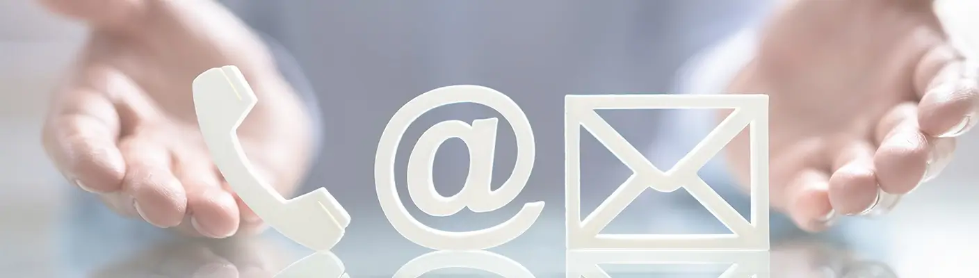 Gemeinsam Bildung stärken – wir freuen uns auf Ihren Kontakt Zwei Hände halten Symbole für Telefon, E-Mail und Brief – Symbol für die offene und zugängliche Kommunikation mit der STAHLGRUBER GESELLSCHAFTER-STIFTUNG.